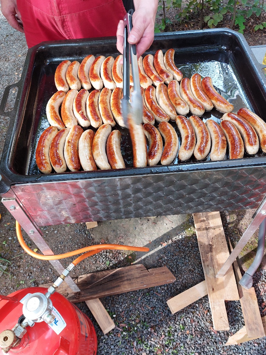 Grill mit Bratwürsten