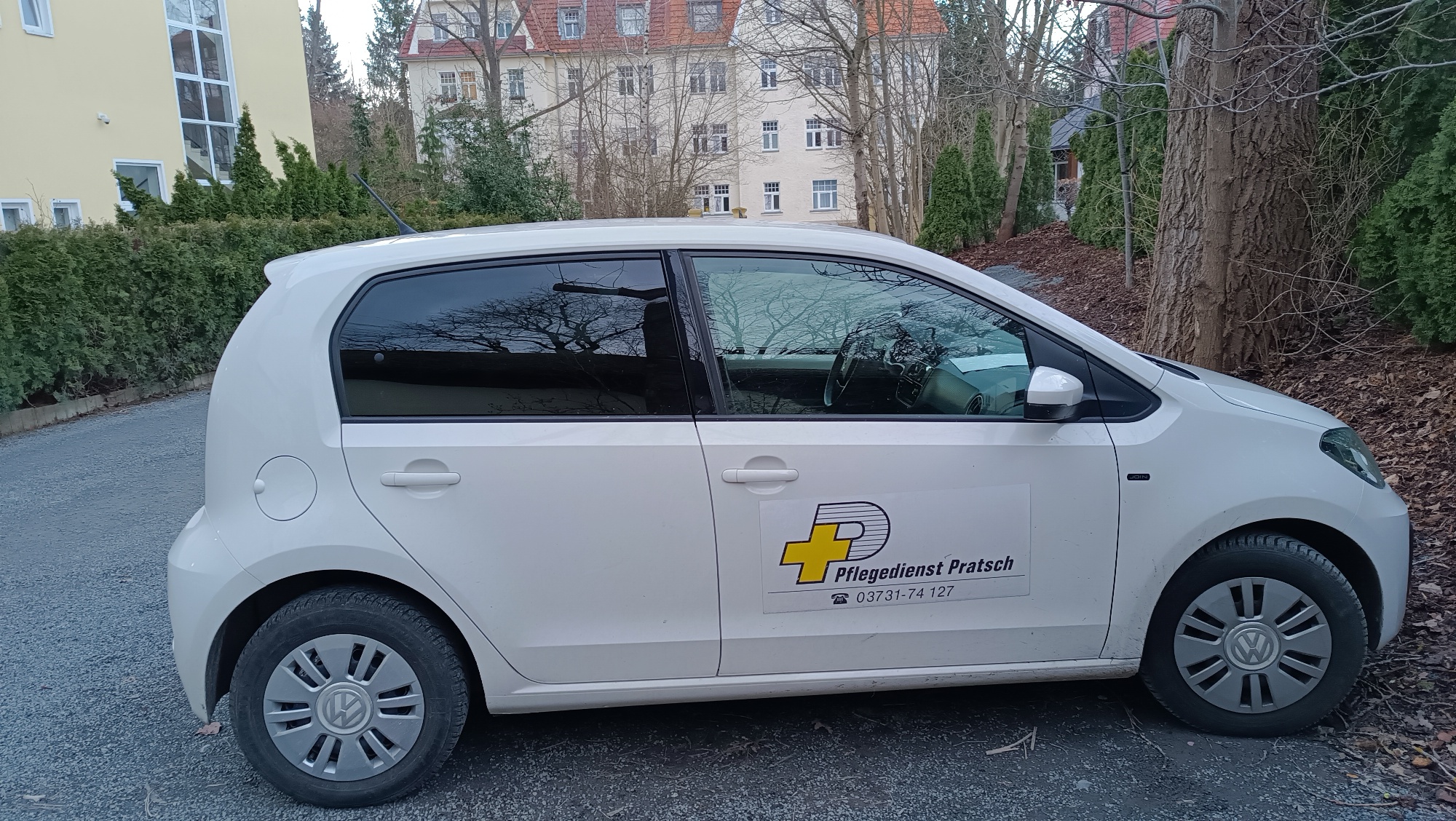 Ambulante Pflege. Dienstwagen des ambulanten Pflegepersonals vor einem Haus.